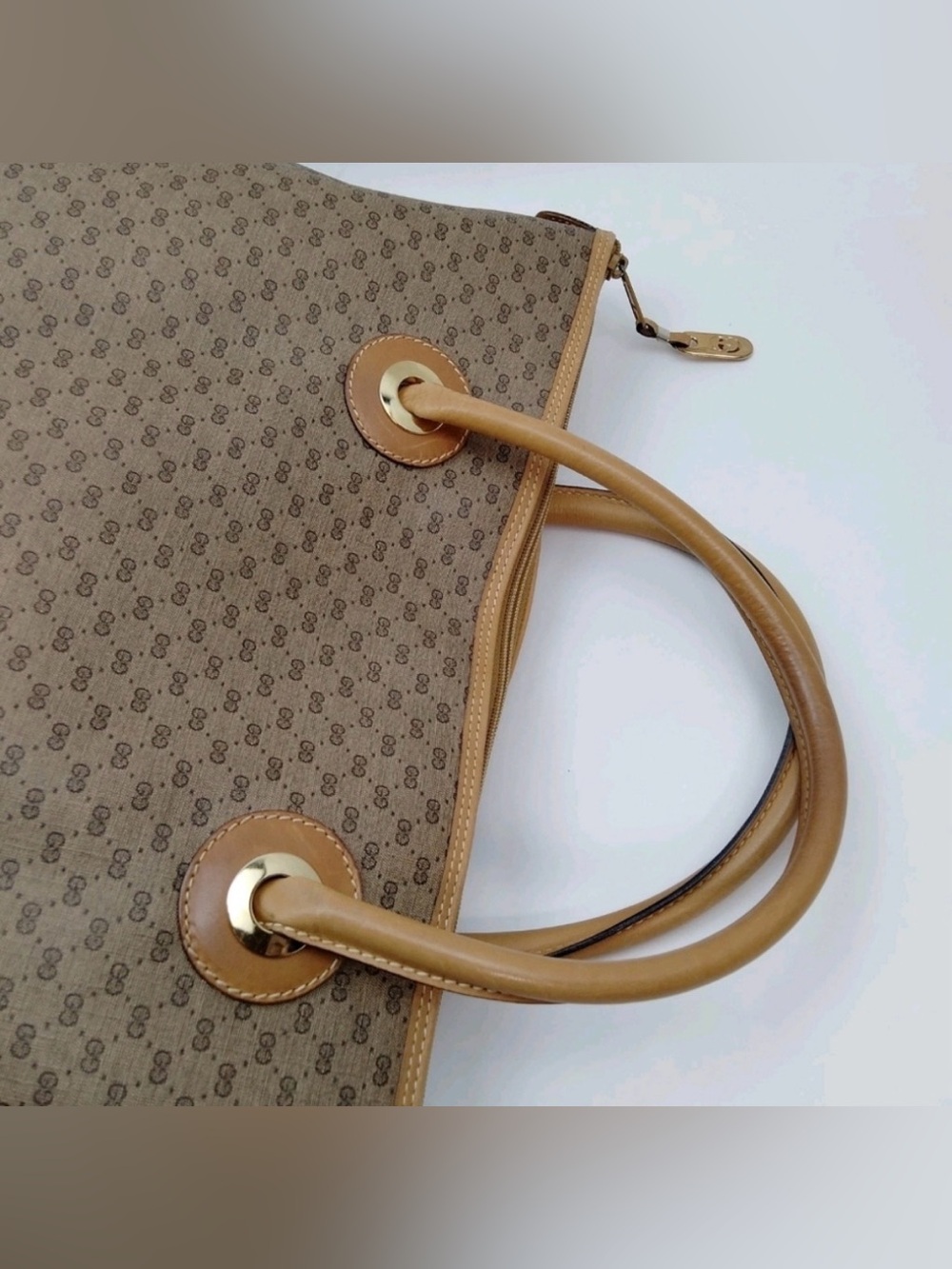 GUCCI MICROGG SUPREME
VINTAGE EUC TOTE - Picture 2 of 6